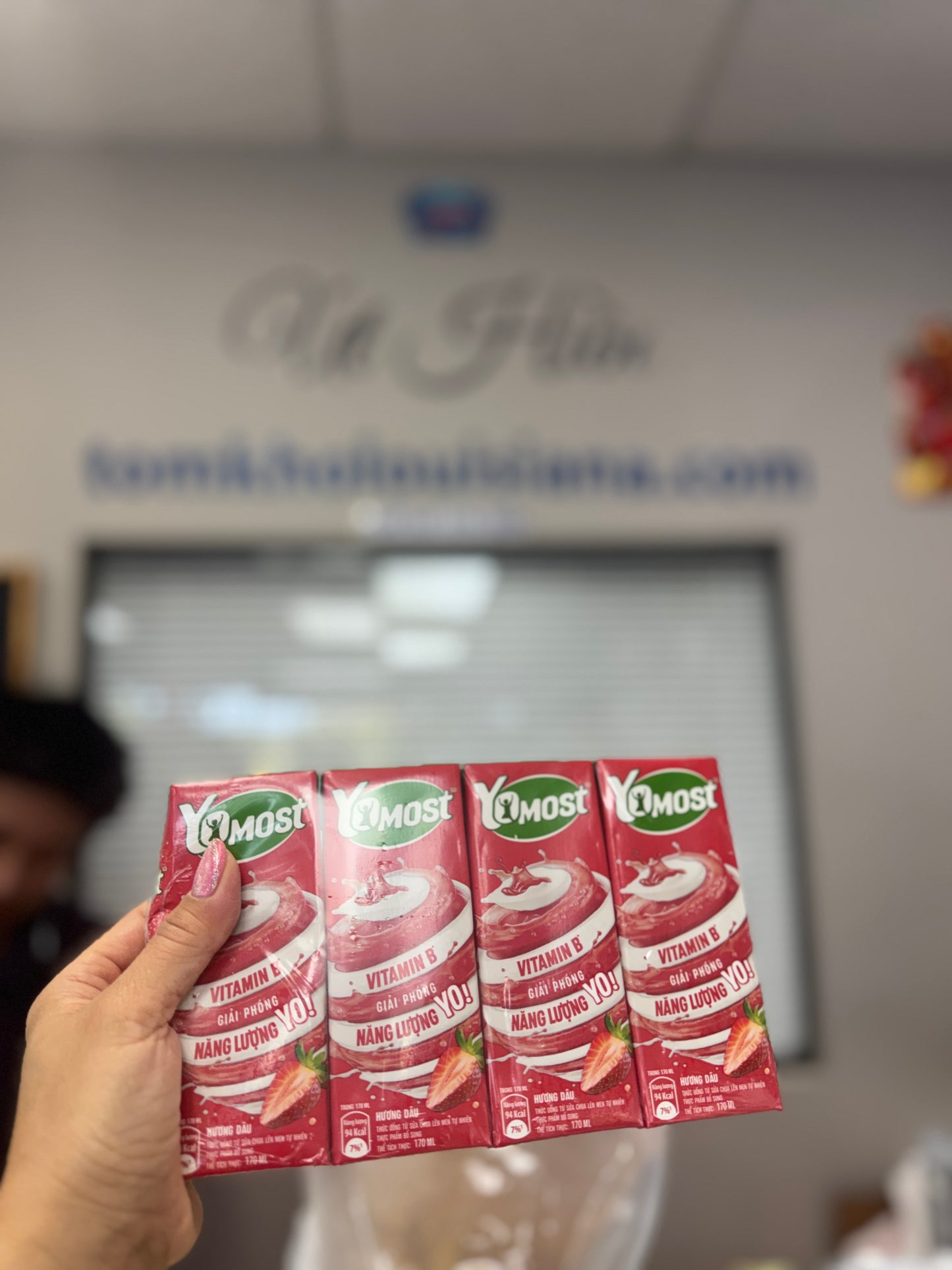 Sua yomost Dau (1 LOC 4 HOP X 180ml)1 thung $50