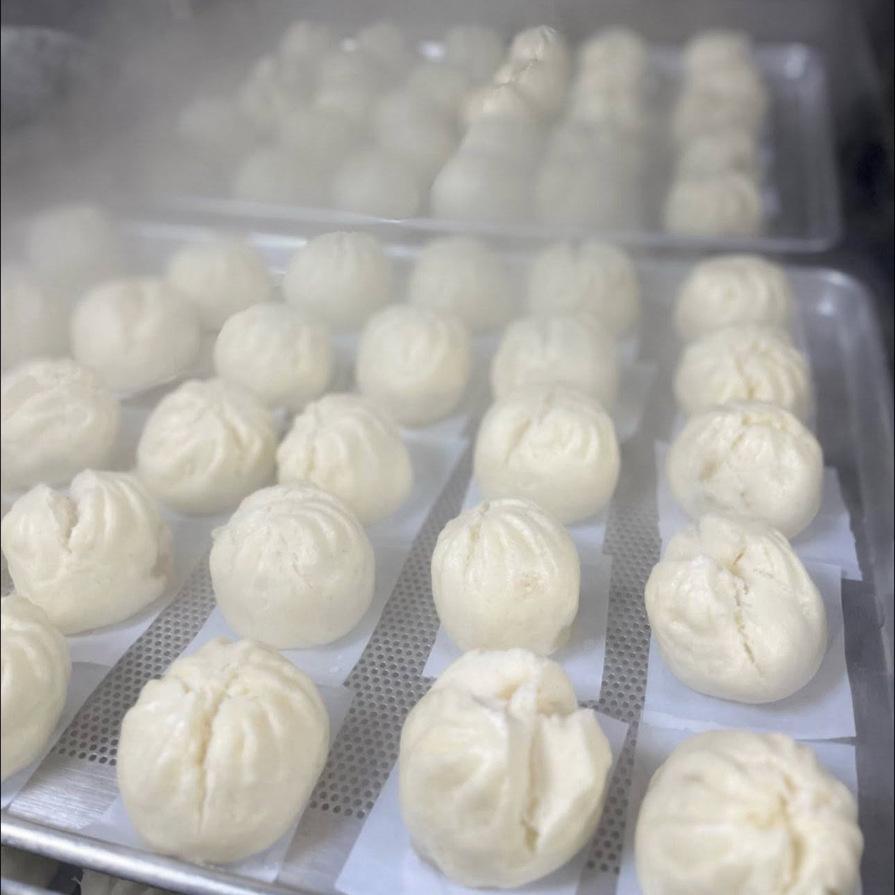 Banh bao dac biet nhan thit trung muoi & trung cut (Hop 4 cai)
