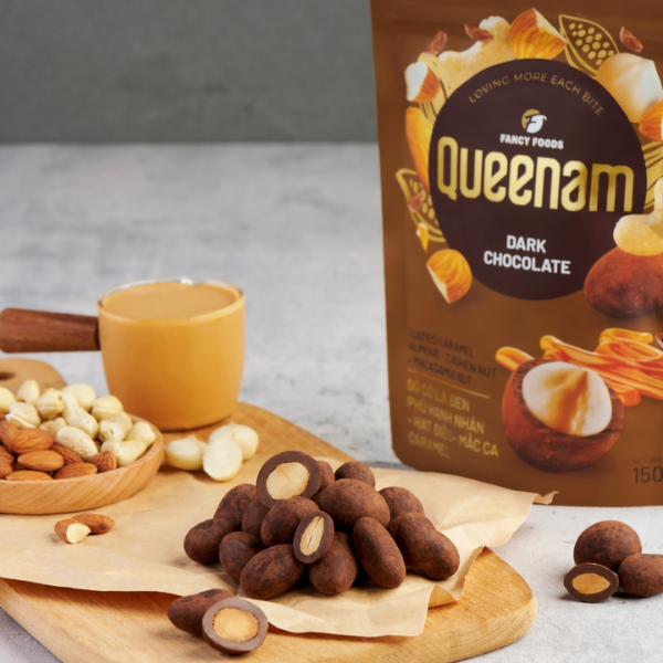 Socola den phu caramel hanh nhan hat dieu mac ca - Dark Chocolate Coated Caramel Almond-Cashew-Macadamia Nut 75g
